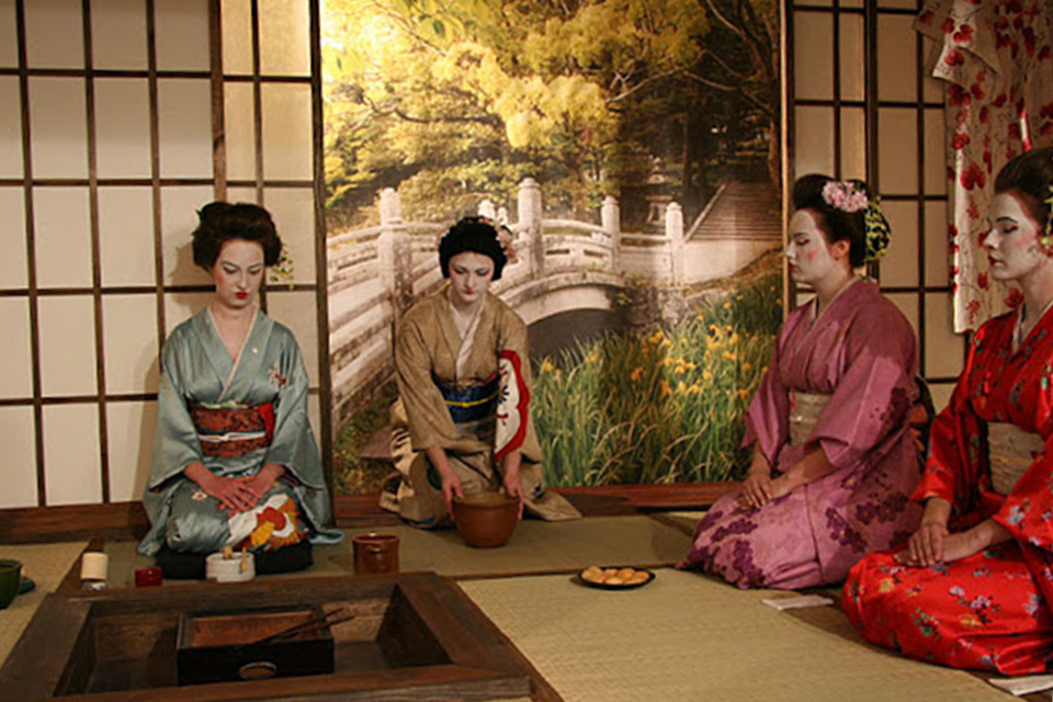 cérémonie du thé japonaise 4 femmes agenouillées tenues traditionnelles colors of tea