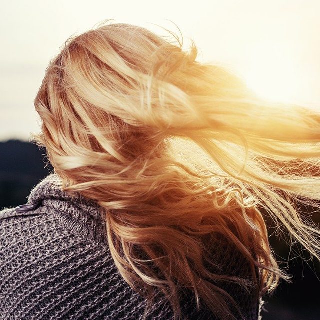 cheveux brillants femme de dos, cheveux blonds au vent