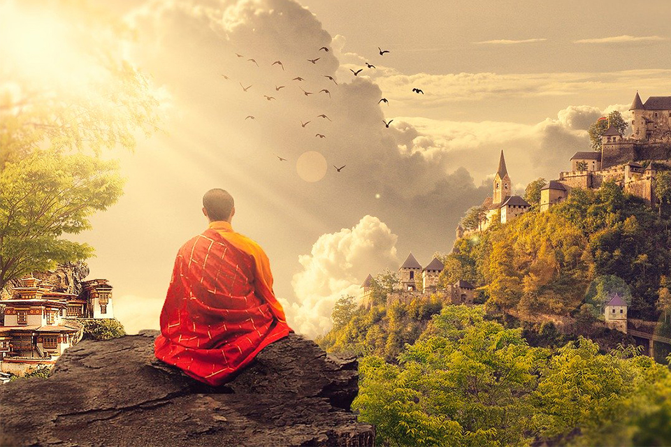 moine bouddhiste méditation sur rocher surplombant temple