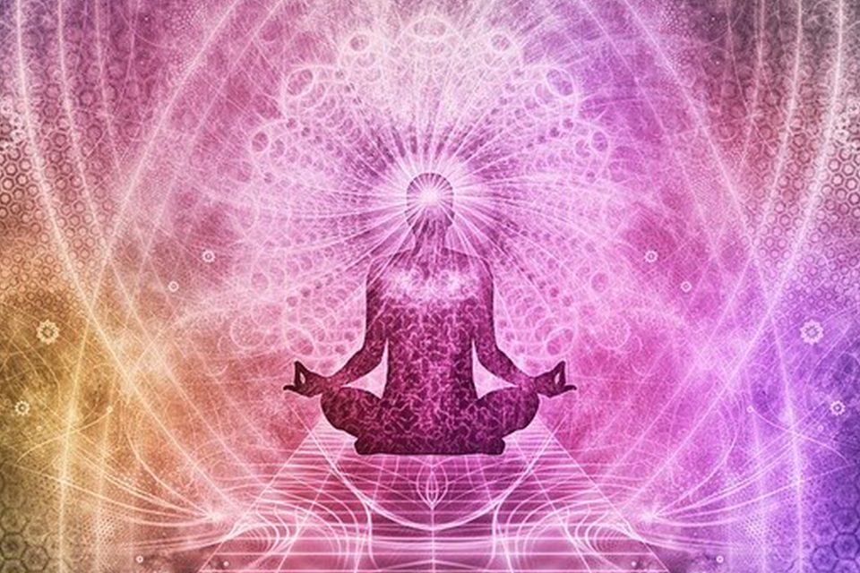 méditation chakras violet silhouette méditation sur fond violet