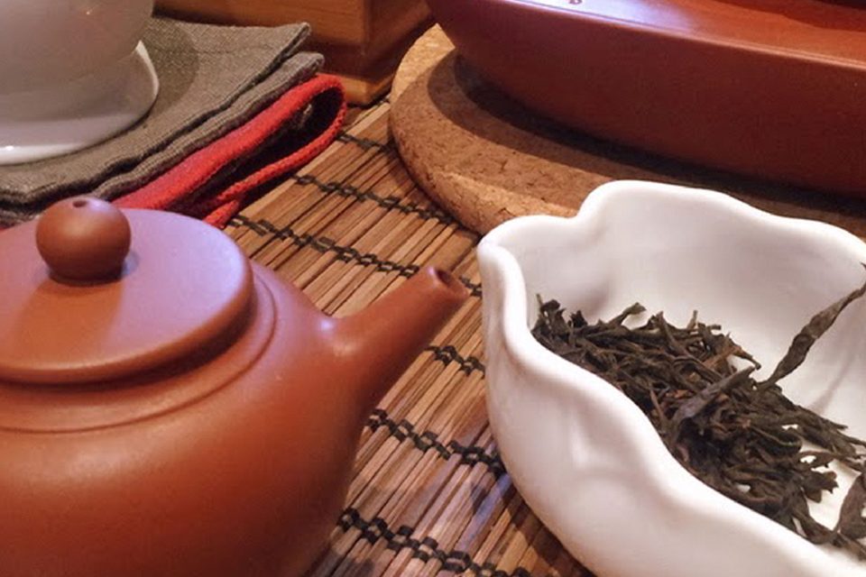 plateau théière et feuilles thé cérémonie du thé chinoise colors of tea
