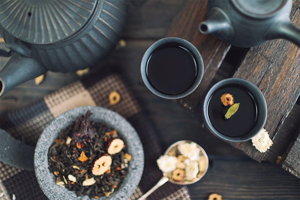 tasses de thé et café sur table avec théières tasses de thé et café sur table avec théières