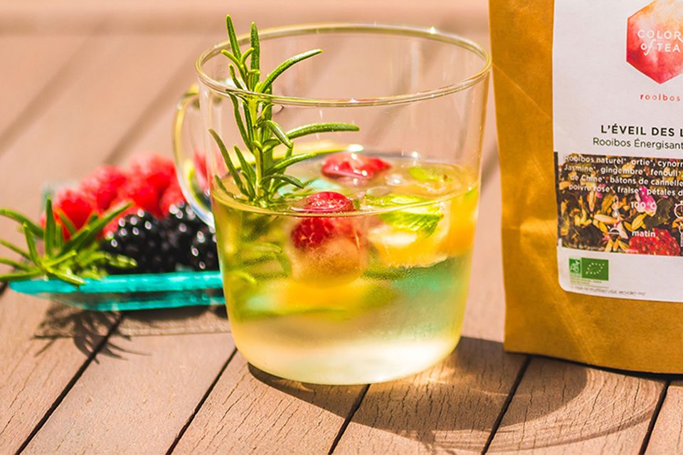 thé glacé tasse de thé avec fruits dedans