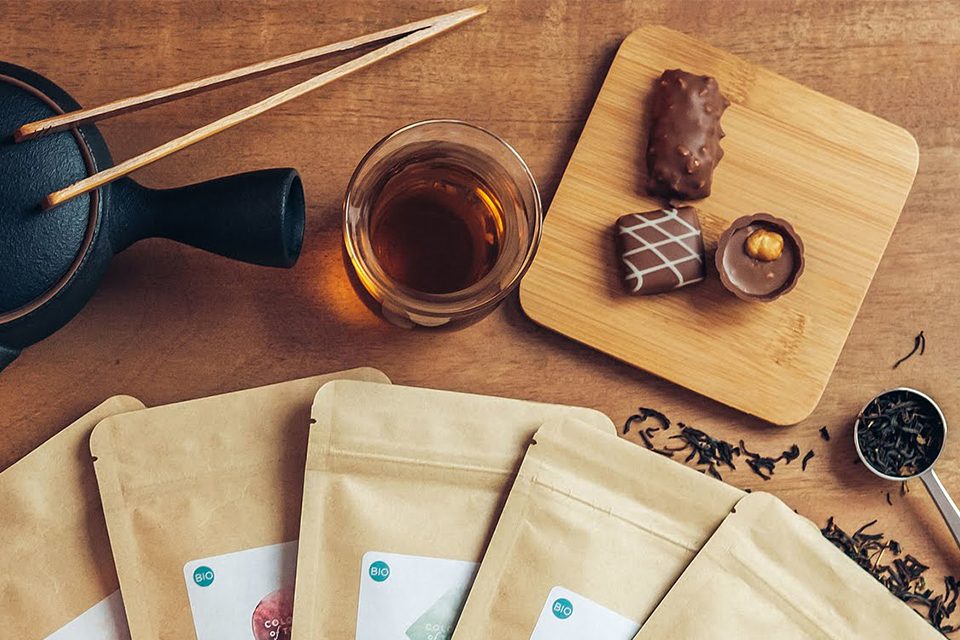 théière, tasse de thé, chocolats cuillère et sachet de thé théière, tasse de thé, chocolats cuillère et sachet de thé