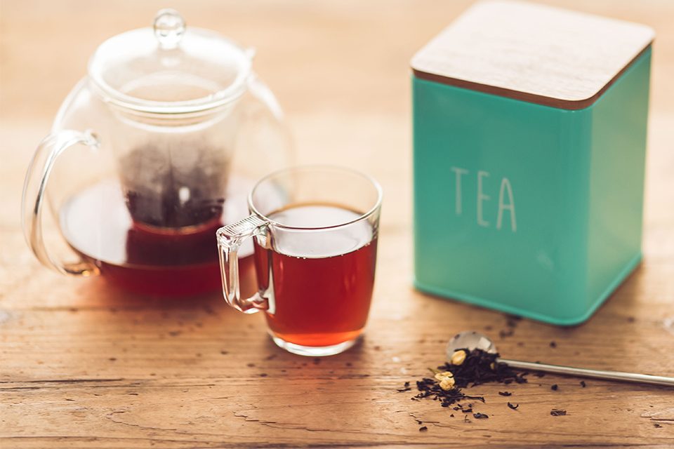 théière tasse et boîte à thé et cuillère colors of tea