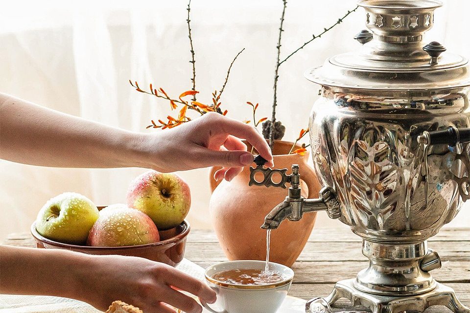 samovar une personne se sert une tasse de thé au samovar