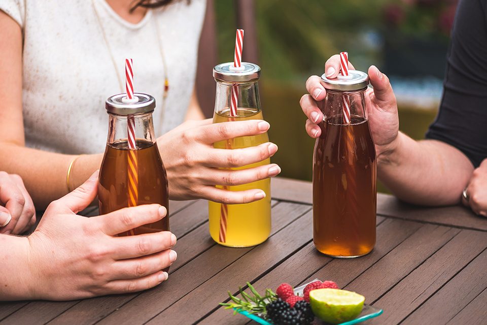 3 bouteilles de thé glacé avec paille rouge et blanche 3 bouteilles de thé glacé avec paille rouge et blanche
