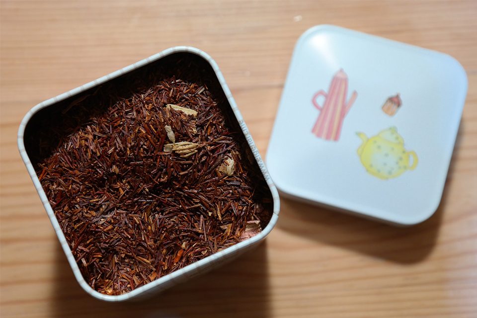 Rooibos dans une boîte blanche en métal