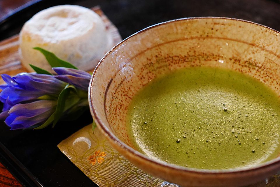 bol de matcha bol de matcha avec fleur et fromage