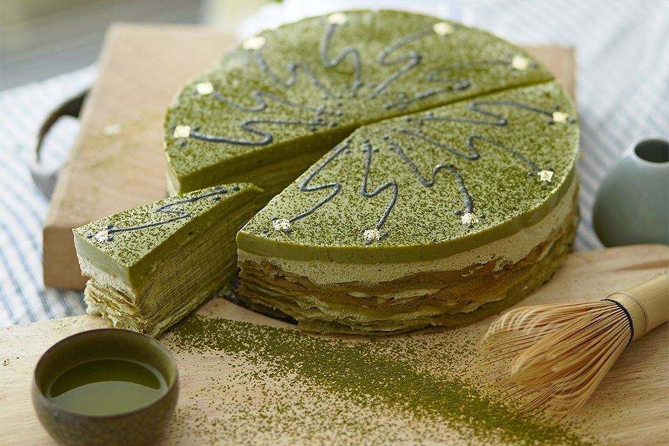 gâteau matcha avec chasen et support et bol 2 gâteau matcha avec chasen et support et bol 2