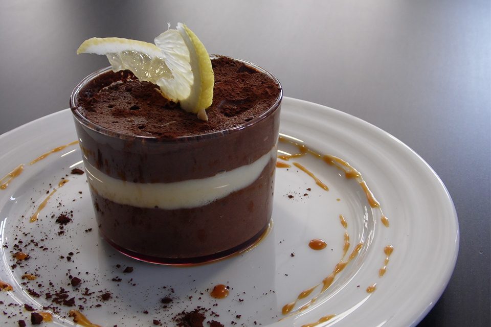 mousse au chocolat et tranche de citron mousse au chocolat et tranche de citron