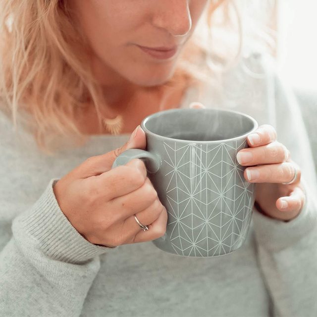 tasse fumante dans mains de femme en pull gris colors of tea tasse fumante dans mains de femme en pull gris colors of tea