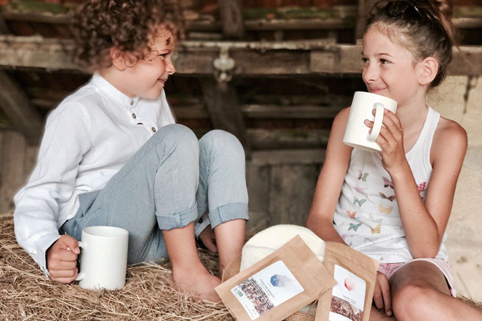 2 enfants sourient en buvant tisane colors of tea 2 enfants sourient en buvant tisane colors of tea