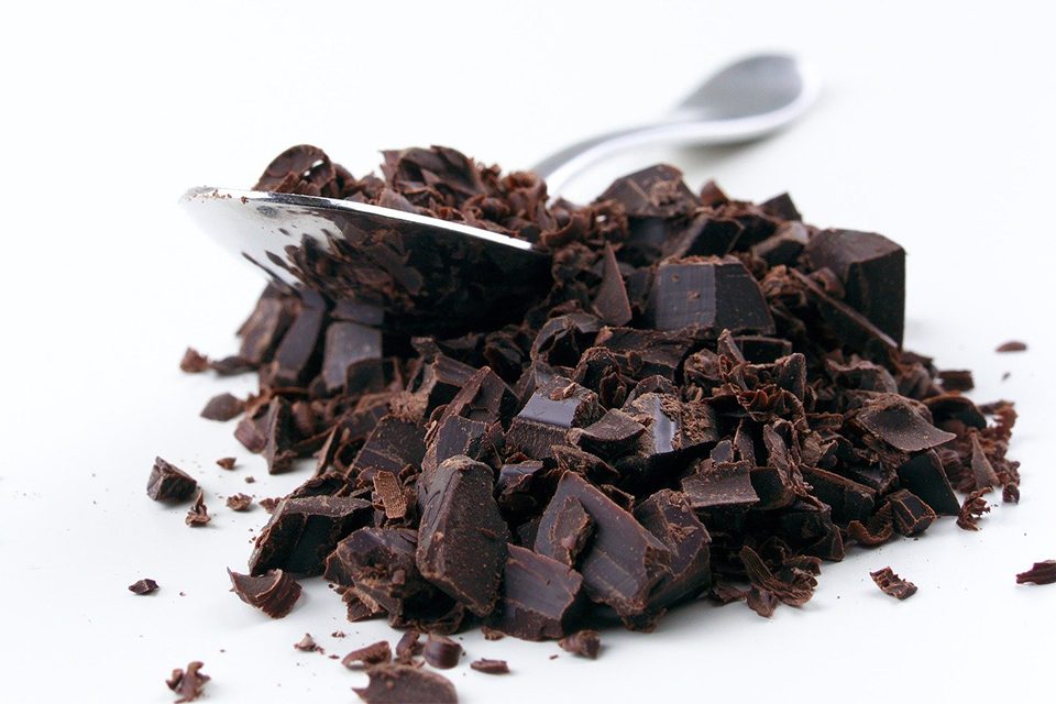 éclats de chocolat dans petite cuillère éclats de chocolat dans petite cuillère