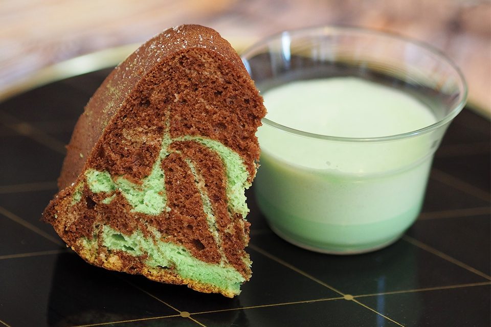 gâteau chocolat matcha et verre de lait matcha gâteau chocolat matcha et verre de lait matcha