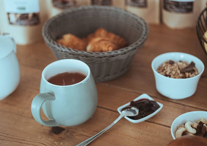 tasse de rooibos sur table en bois et petit déjeuner, rooibos gourmand colors of tea