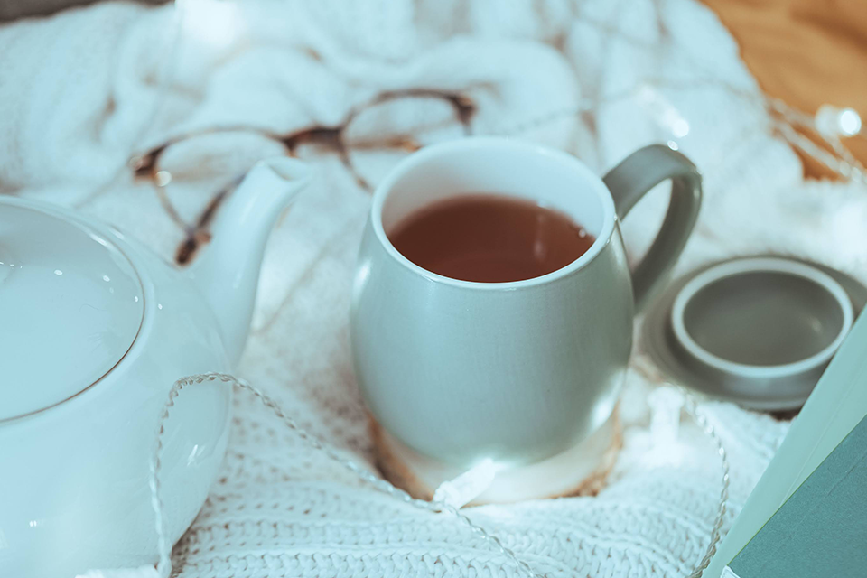 tasse de thé sur plaid blanc théière et lunettes tasse de thé sur plaid blanc théière et lunettes