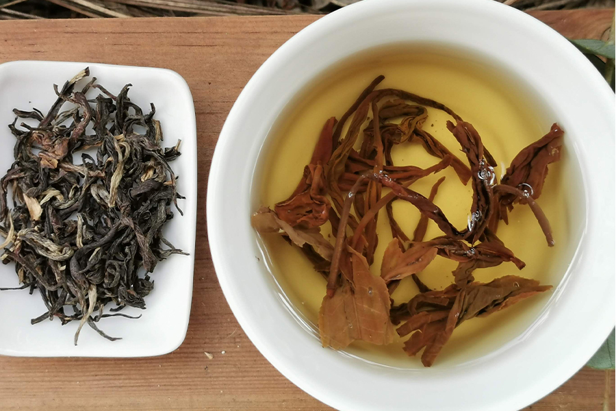 thé jaune en feuille et thé jaune dans une coupelle colors of tea bandeau