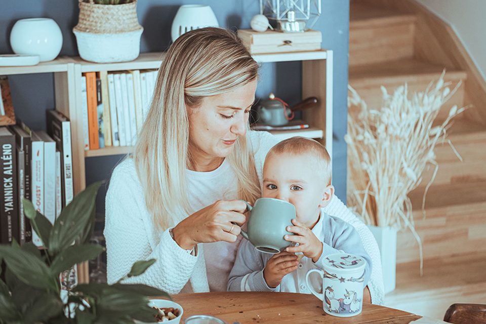 enfant qui boit une tasse de rooibos enfant qui boit une tasse de rooibos thé rouge sans théine colors of tea
