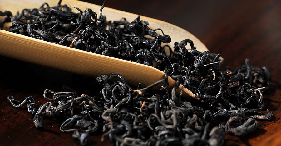 thé noir oxydé dans cuillère en bois colors of tea