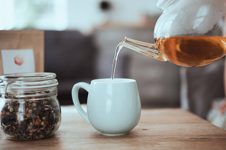 bocal tisane, tasse de thé et théière verre colors of tea